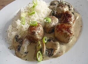 Pfanne mit Champignons und grober Bratwurst